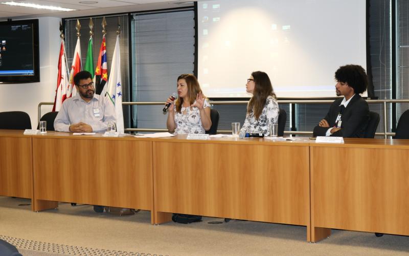 Cleber Santos, Neiva Ribeiro e Samuel Emílio participaram de debate no MPT sob mediação de Sofia Vilela Silva Foto: Seeb-SP