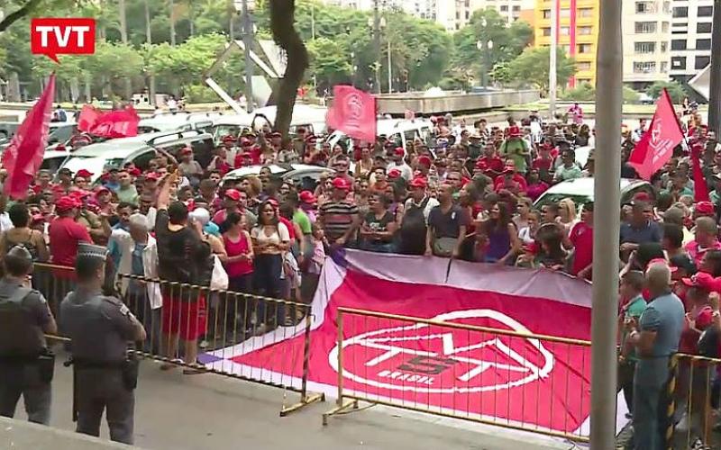 Ocupantes de terreno em São Bernardo acompanham reunião que fechou acordo entre o poder público e movimentos de moradia, que o prefeito Orlando Morando tenta descumprir Foto: Reprodução TVT