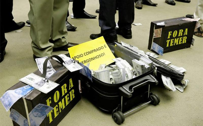 Oposição protesta contra compra de votos para livrar Temer Foto: Gustavo Bezerra/AGPT