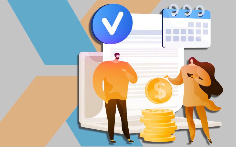 Foto: Freepik Ilustração de dois bancários conversando na frente de um calendário, com o logo da Caixa ao fundo
