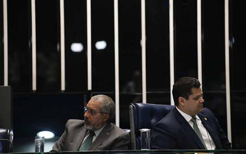 Paim e Alcolumbre no plenário do Senado durante sessão deliberativa extraordinária para votar destaque à PEC 6/2019, que altera as regras para aposentadoria: divergências quanto à reforma Foto: PEDRO FRANÇA/AGÊNCIA SENADO