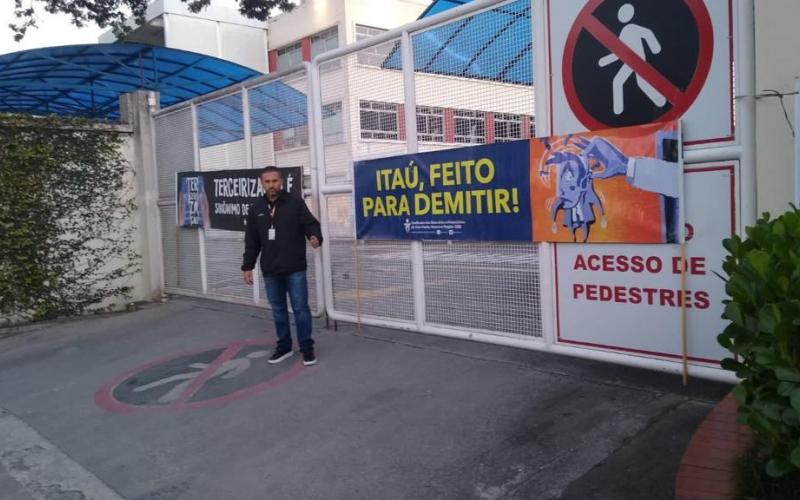 Sindicato paralisa o CAT contra demissões no Itaú Paralisação do CAT Itaú contra demissões