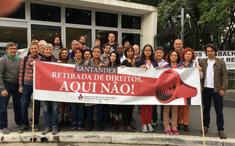 Vila Santander, na zona norte de São Paulo, amanheceu fechado; protestos paralisam o call center do banco Foto: Seeb-SP