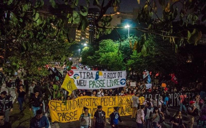 Após protesto diante da Prefeitura, estudantes saíram em passeata em direção à Secretaria de Transportes Foto: Marcos Bruno / CUCA da UNE