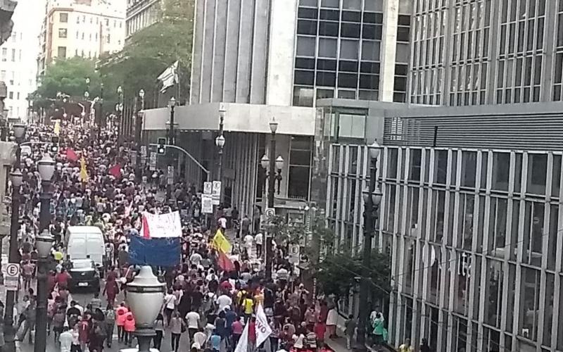 Caminhada dos moradores de ocupações e ativistas da luta por moradia tomou as ruas do centro de São Paulo Foto: Seeb-SP