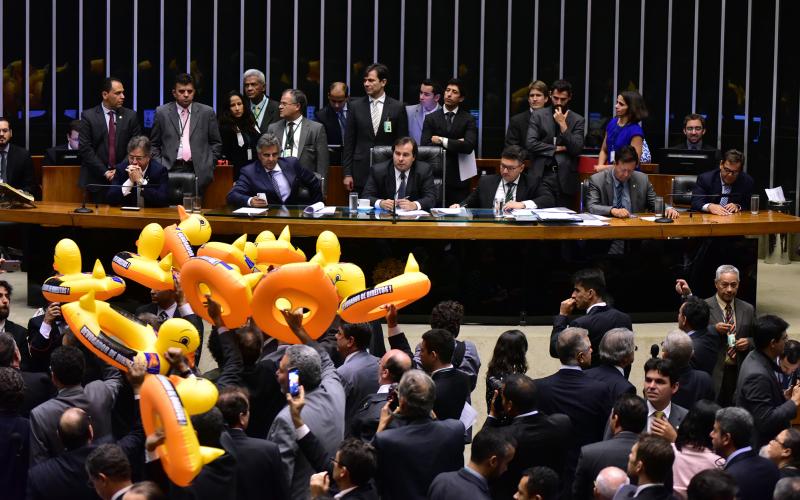 Parlamentares da oposição fizeram protesto com patos infláveis, referência ao símbolo de protestos contra a corrupção insuflados pela Fiesp Foto: Zeca Ribeiro / Câmara dos Deputados
