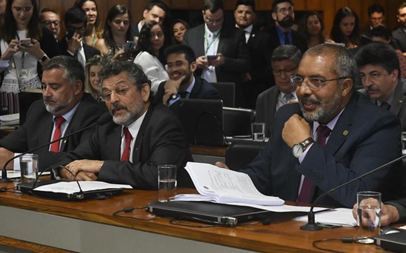 Deputado Paulo Pimenta e senadores Paulo Rocha e Paulo Paim, entre outros, conseguem segurar votação da MP 905, que consideram nova tentativa de reduzir direitos Foto: Jane de Araújo/Agência Senado