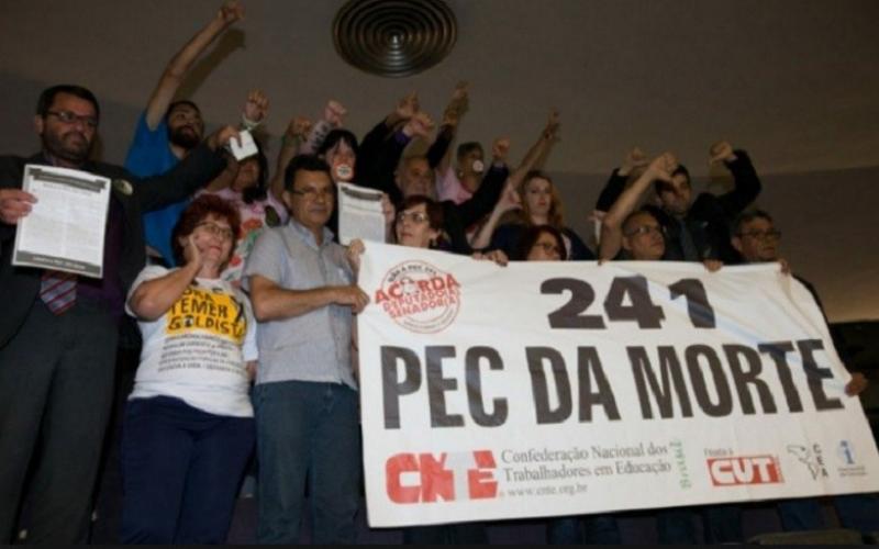 A tramitação da PEC 241, convertida em EC 95, enfrentou forte resistência de trabalhadores Foto: STIEMNFO / CUT