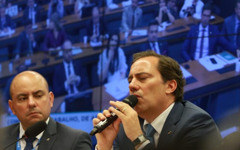 Pedro Guimarães (à direita) valoriza o banco no discurso, mas promove seu sucateamento na prática