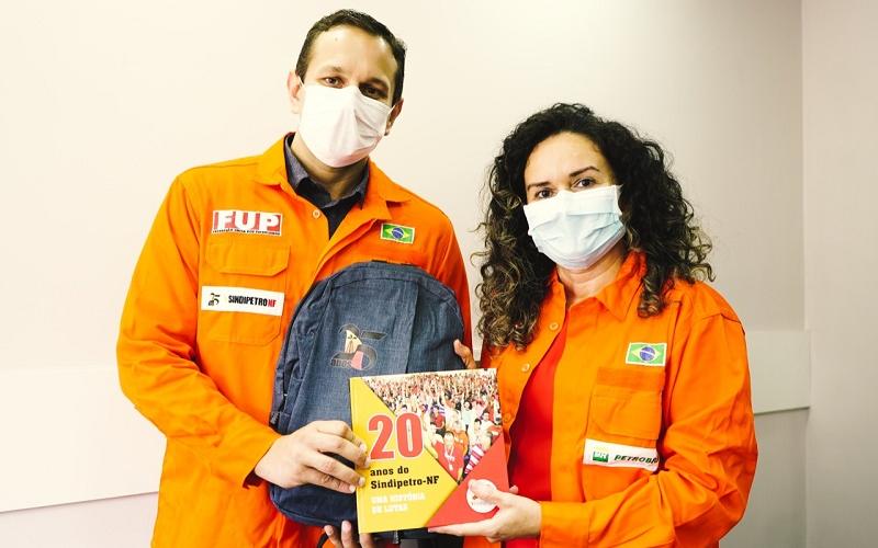 Foto: Contraf-CUT Tezeu Bezerra, coordenador-geral do Sindipetro-NF, e Juvandia Moreira, presidenta da Contraf-CUT