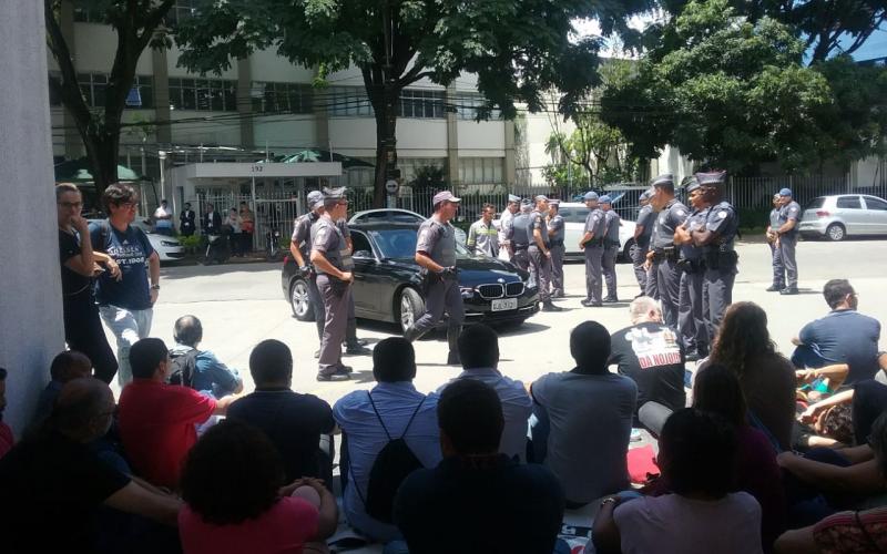 Representantes dos bancários fazem resistência pacífica contra ação da PM no Vila Santander Foto: Seeb-SP
