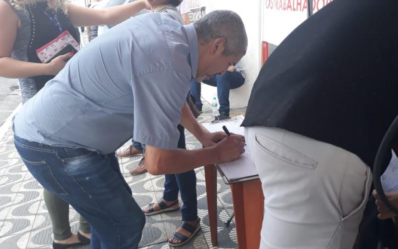 População adere ao abaixo assinado contra a reforma da Previdência, em frente a agência do Bradesco na zona leste Foto: Seeb-SP