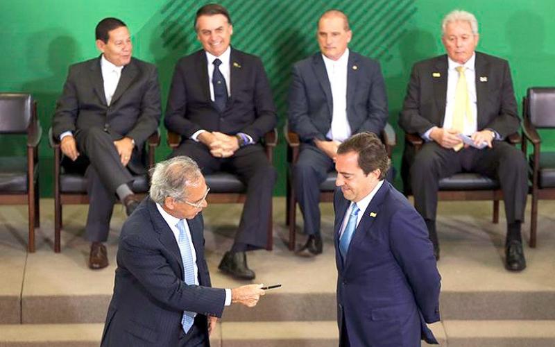 Paulo Guedes e Jair Bolsonaro dão posse aos novos presidentes dos bancos públicos Foto: Marcelo Camargo/Agência Brasil