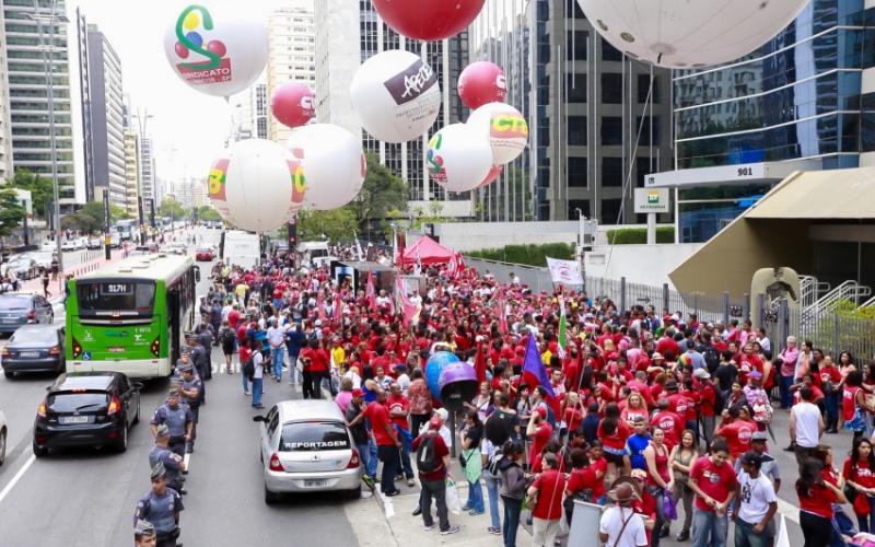 Protesto em frente à sede da Petrobras na Paulista, em 2015: nos últimos anos trabalhadores acirram luta em defesa das empresas públicas e da soberania nacional Foto: Paulo Pinto / Agência PT