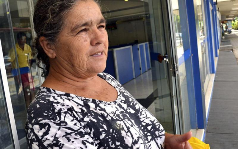 A pensionista Maria Das Graças Batista em frente a agência do Instituto Nacional do Seguro Social (INSS) após mais de quatro meses de paralisação de médicos peritos (2016) Valter Campanato/Agência Brasil