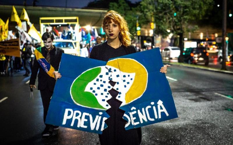 Campanha lembra que reforma deveria 'atacar privilégios e privilegiados', mas prejudica, quase exclusivamente, trabalhadores e classe média Foto: Mídia Ninja