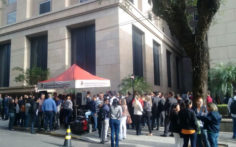 Bancários do Bradesco lotados no Prédio Paulista paralisam atividades contra desmontes trabalhista e da Previdência do governo Temer Foto: Seeb-SP