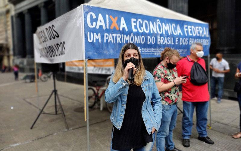 Foto: Seeb/SP A dirigente do Sindicato, Vivan Sá, fala durante protesto contra o horário ampliado na Caixa