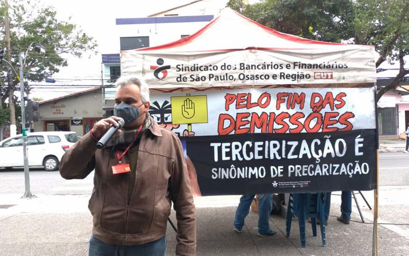 Foto: Seeb/SP Roberto Paulino, dirigente do Sindicato, durante protesto no Radar Santander
