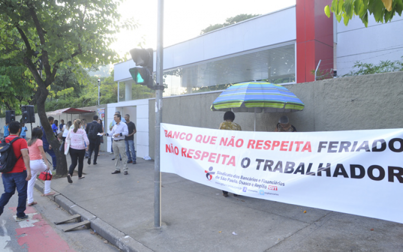 Sindicato realizou protesto em 2016 contra o trabalho no feriado Foto: Maurício Morais / Arquivo / Seeb-SP