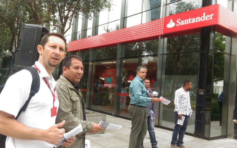 Dirigentes sindicais distribuem material informativo a respeito da luta dos bancários norte-americanos pelo direito à sindicalização Foto: Seeb-SP