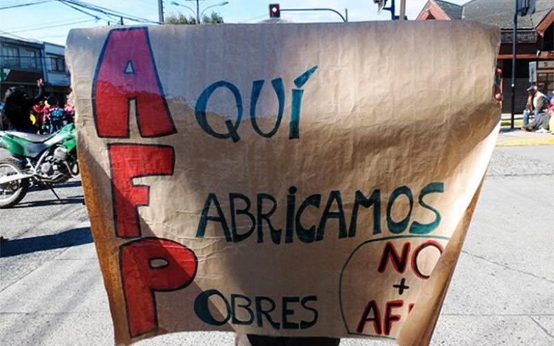 Administradoras de Fundos de Pensão (AFP), a maioria controlada por bancos, são alvo de protestos no Chile há décadas Foto: NO+AFP