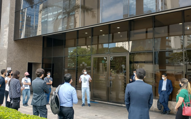 O dirigente sindical e empregado da Caixa Chico Pugliesi conversa com bancários da Caixa sobre o desmonte que o banco vem sofrendo Foto: Seeb-SP