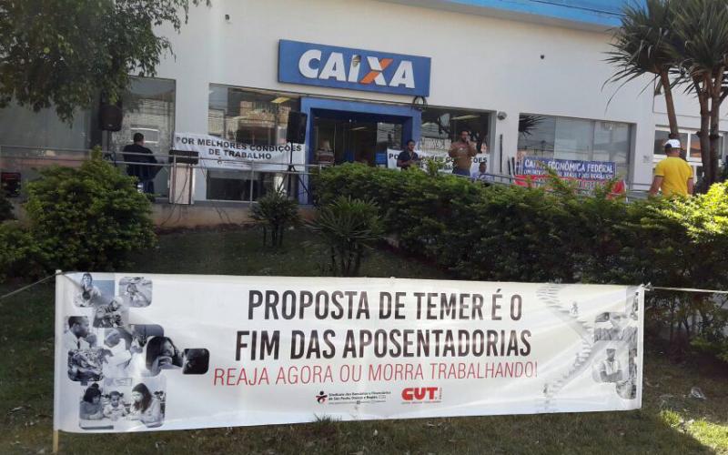 Sindicato protesta em agência da Caixa contra retirada dos direitos trabalhistas e desmonte dos bancos públicos Foto: Seeb-SP