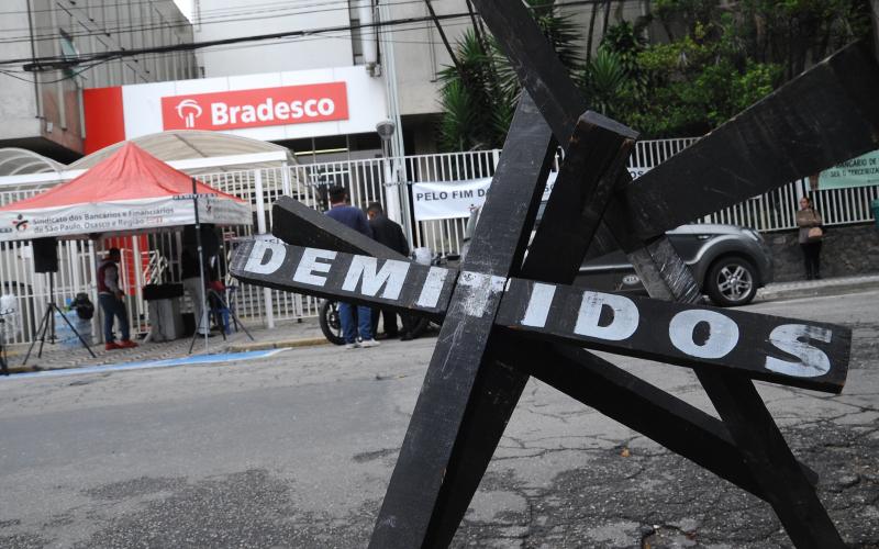 Protesto do Sindicato contra demissões realizado em abril de 2017 no Bradesco Vila Leopoldina Foto: Paulo Pepe