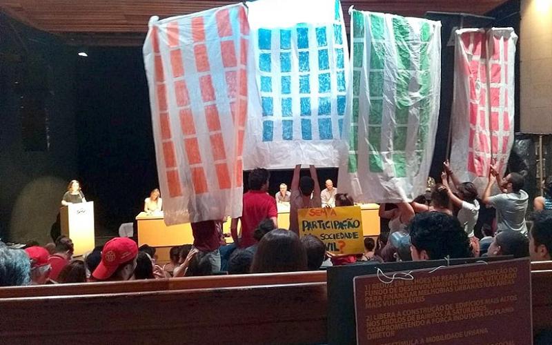 Organizações ergueram bandeiras em forma de prédios para ilustrar o que ocorrerá na cidade caso proposta de Doria seja aprovada Foto: RBA
