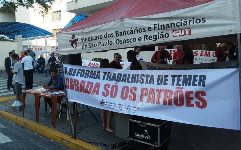 Paralisação mantém fechados os centros administrativos do Itaú no Tatuapé, na Rua Jundiaí e o ITM, em São Paulo Foto: Seeb-SP