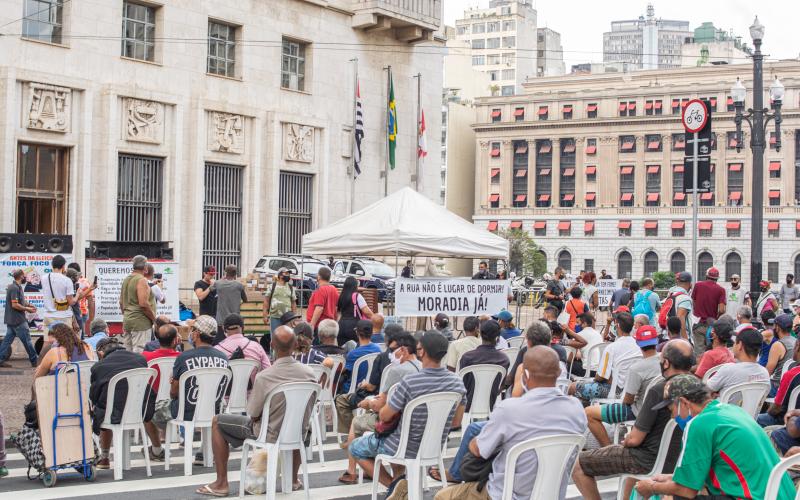 Cerca de 700 refeições foram distribuídas no protesto contra desassistência da prefeitura à população de rua Foto: Jamal Paiva