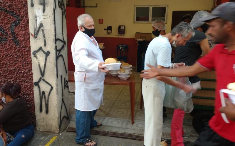 Senhor Robson, distribuindo quentinhas aos moradores em situação de rua do centro de SP Imagem: SEEB-SP