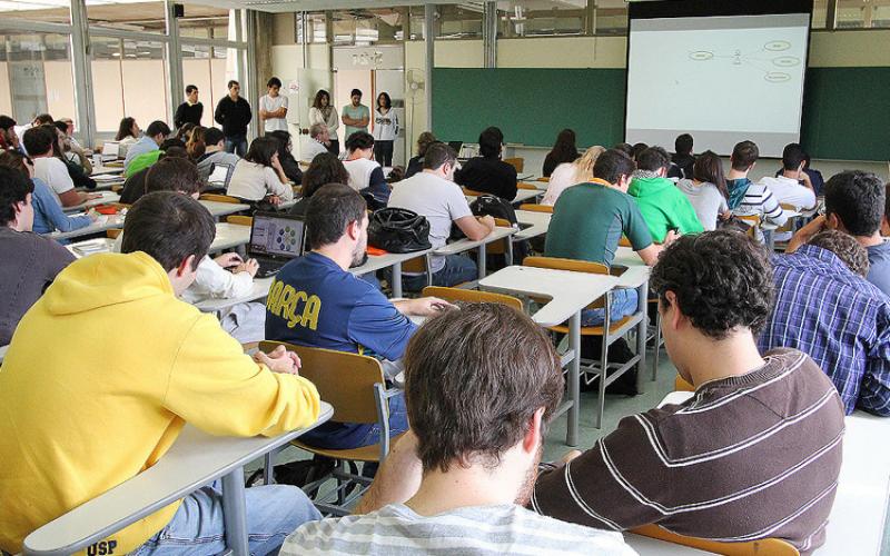 Levantamento indica que apenas 35% dos jovens formados, entre 25 a 29 anos, trabalham em postos que exigem formação superior Foto: arquivo EBC