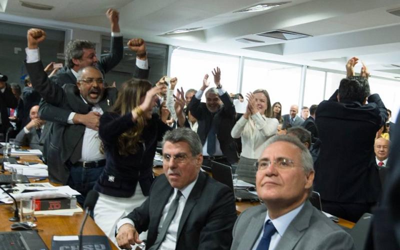 Senadores da oposição comemoram derrota do relatório de Ferraço Foto: Lula Marques / AGPT