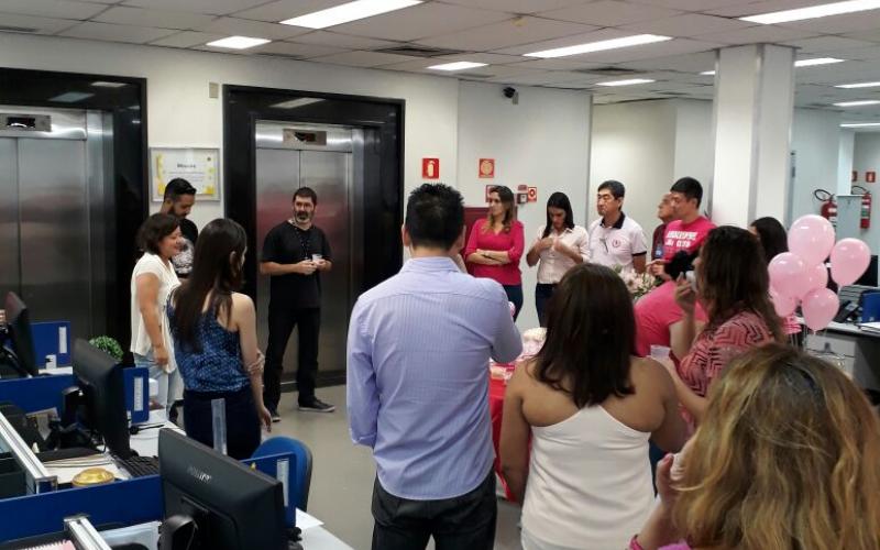 Diretor eleito William Mendes (de preto ao fundo) fala com funcionários do BB sobre Cassi Foto: Seeb-SP