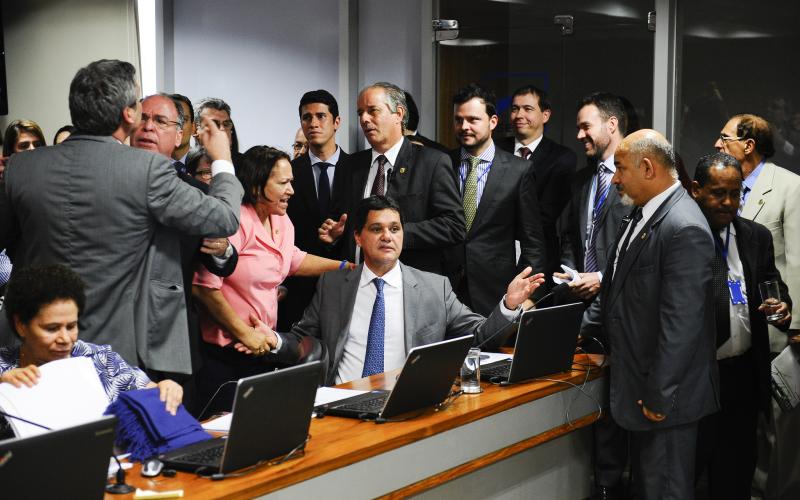 Oposição no Senado tenta barrar leitura do relatório da reforma que retira direitos dos trabalhadores Foto: Marcos Oliveira / Agência Senado