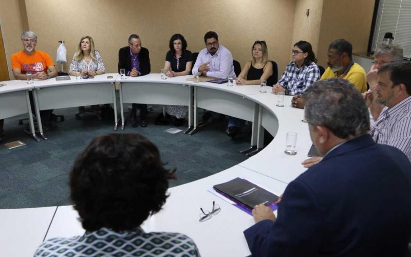 Representantes dos empregados da Caixa entregaram ao presidente da Funcef documento com resoluções do 33º Conecef que demandam soluções urgentes por parte da fundação Foto: Augusto Coelho/Fenae