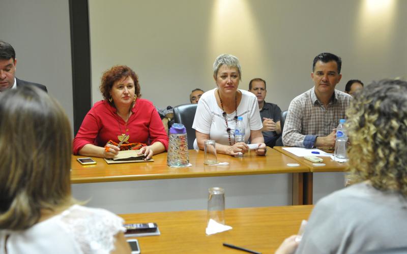 Rosani (de vermelho) e demais representantes sindicais cobraram que não existam prejuízos aos trabalhadores Foto: Mauricio Morais
