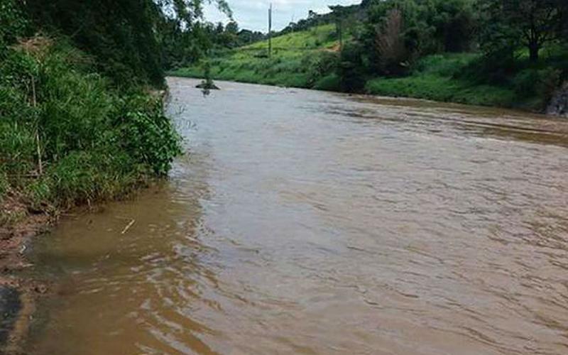 Um ano após o rompimento da barragem, ainda há rejeitos por toda a extensão do rio. Apenas em um ponto a Vale concentração barreiras de retenção. Há diversos riscos à população por conta da água contaminada DEFESA CIVIL BETIM