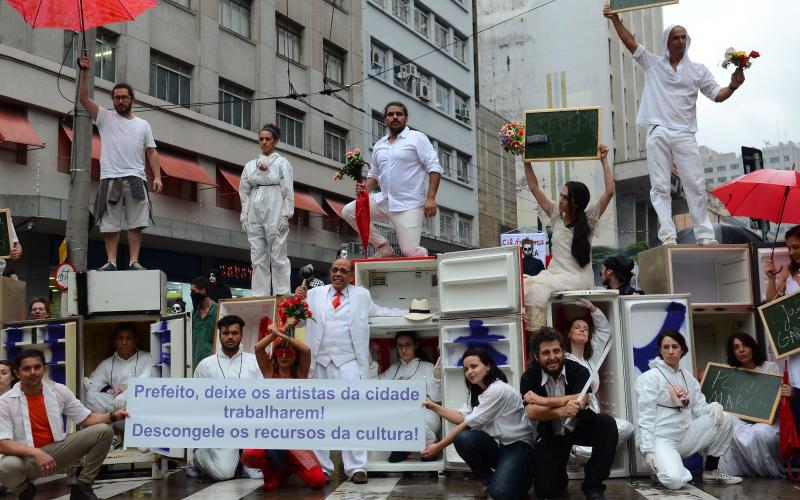 Geladeiras foram fixadas em frente à sede da prefeitura, simbolizando o "iceberg" dos congelamentos Foto: Rovena Rosa / Agência Brasil