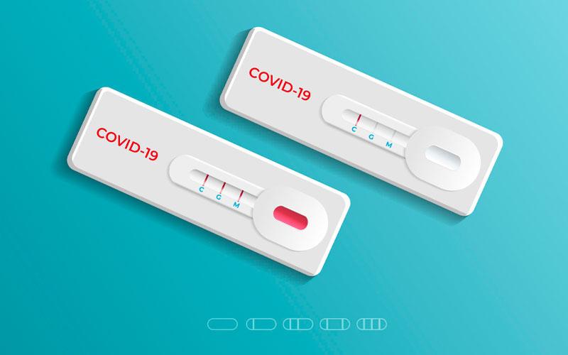 Imagem mostra testes rápidos de covid sob um fundo azul claro