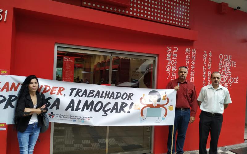 Dirigentes paralisaram as atividades da agência no bairro da Liberdade Foto: Seeb-SP