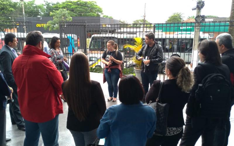 Os dirigentes Ricardo terrível e Tamara Siqueira dialogam com bancários da Caixa em Santo Amaro Foto: Seeb-SP