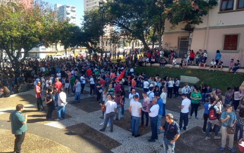 Em São Carlos, população foi às ruas protestar pela educação e contra a reforma da Previdência