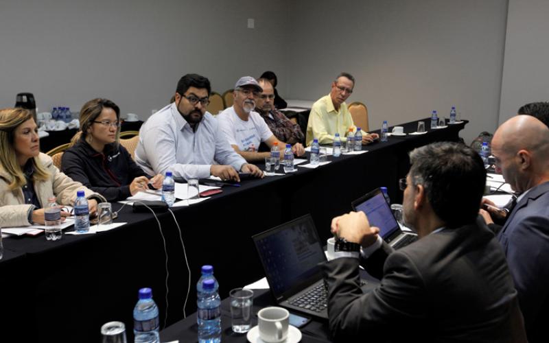 CEE/Caixa (à esquerda) cobra manutenção dos direitos dos empregados Crédito: Fenae
