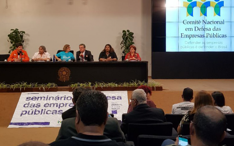 Ivone Silva, presidenta do Sindicato, participa de mesa de debates no seminário em defesa das empresas públicas, em Brasília Foto: Divulgação