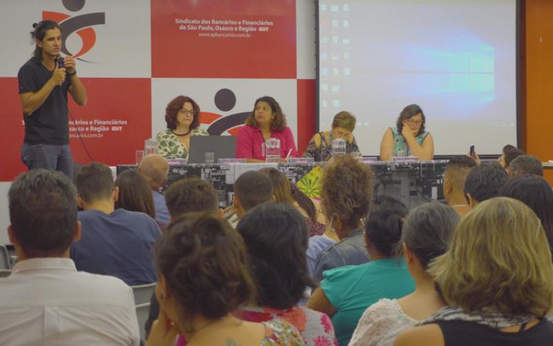 Josué Rocha (MTST) debate ao lado de Inês Magalhães (ex-secretária Nacional de Habitação), Ivone Silva (presidenta do Seeb-SP), Ermínia Maricato (BRcidades) e Evaniza Rodrigues (UNMP) Foto: Seeb-SP