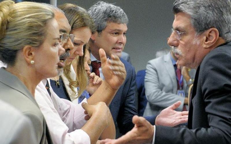 Senadores discutem durante votação da "reforma" trabalhista de Temer, na Comissão de Assuntos Econômicos Foto: Pedro França / Agência Senado