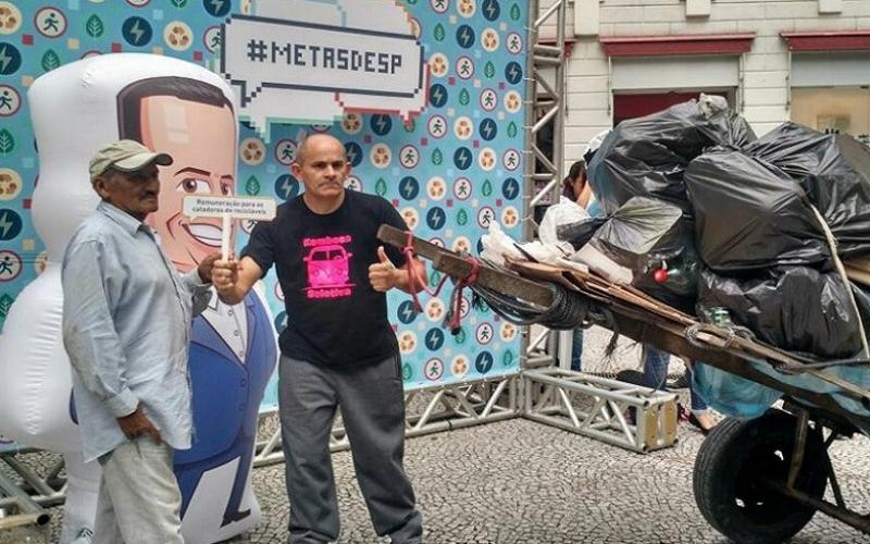 Para Sérgio Bispo (dir.), catador do coletivo Kombosa Seletiva, Doria 'não tem que inventar a roda, mas fazer ela rodar' Foto: Reprodução Facebook Sérgio Bispo
